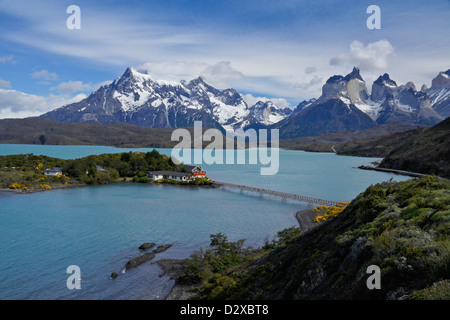 Hosteria Pehoe sul Lago Pehoe, Los Cuernos e Paine Grande, Parco Nazionale Torres del Paine, Patagonia, Cile Foto Stock