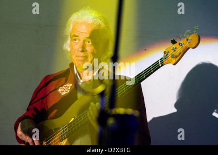 David Goodier, bassista per Jethro Tull e Ian Anderson Band, sotto un raggio di luce durante un concerto. Foto Stock