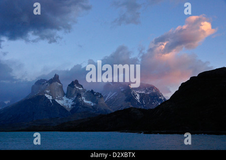 Alba sul lago Pehoe e Los Cuernos, Parco Nazionale Torres del Paine, Patagonia, Cile Foto Stock