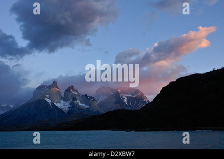 Alba sul lago Pehoe e Los Cuernos, Parco Nazionale Torres del Paine, Patagonia, Cile Foto Stock