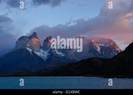 Alba sul lago Pehoe e Los Cuernos, Parco Nazionale Torres del Paine, Patagonia, Cile Foto Stock