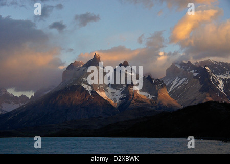 Alba sul lago Pehoe e Los Cuernos, Parco Nazionale Torres del Paine, Patagonia, Cile Foto Stock