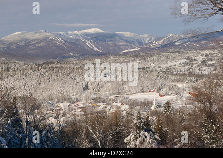 Affacciato sul villaggio di Stowe con Mt. Mansfield in background, Stowe Vermont, USA Foto Stock