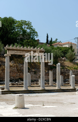 Atene. La Grecia. Vista parziale dell'elegante peristilio ionico che racchiusa la centrale lo spazio aperto della romana antica agora. Foto Stock