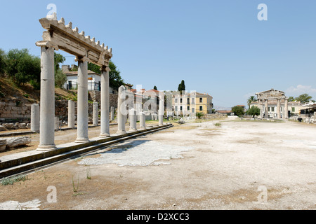 Atene. La Grecia. L'elegante peristilio ionico che racchiuso centrale di spazio aperto del romano antico agorà di Atene. Foto Stock