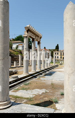 Atene. La Grecia. L'elegante peristilio ionico che racchiuso centrale di spazio aperto del romano antico agorà di Atene. Foto Stock