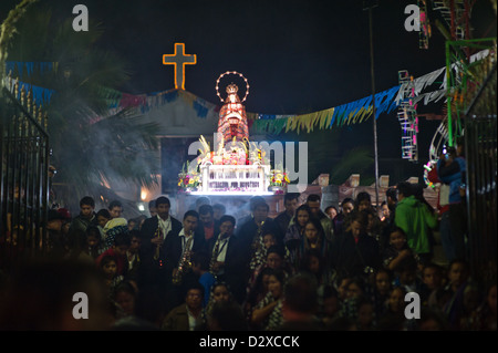 Si tratta di una immagine di una processione cattolica di Maria durante la festa dell Immacolata Concezione in San Pedro, Guatemala. Foto Stock