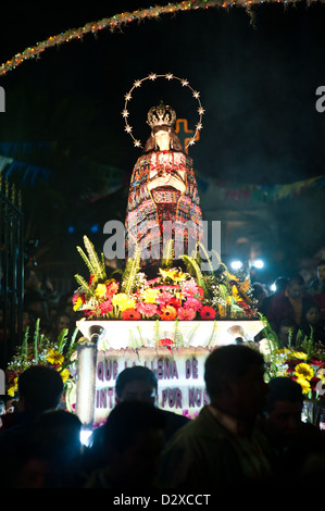 Si tratta di una immagine di una processione cattolica di Maria durante la festa dell Immacolata Concezione in San Pedro, Guatemala. Foto Stock