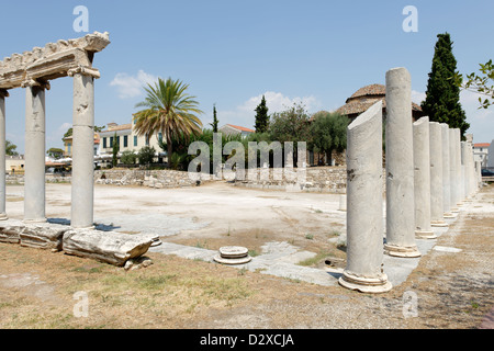 Atene. La Grecia. L'elegante peristilio ionico che racchiuso centrale di spazio aperto del romano antico agorà di Atene. Foto Stock