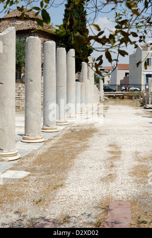 Atene. La Grecia. L'elegante peristilio ionico che racchiuso centrale di spazio aperto del romano antico agorà di Atene. Foto Stock