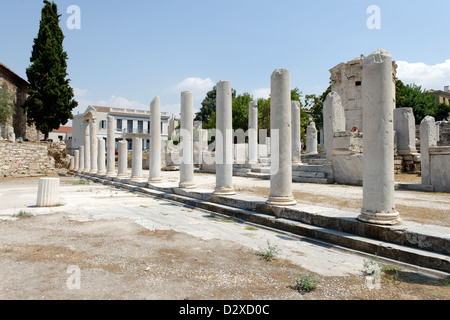 Atene. La Grecia. L'elegante peristilio ionico che racchiuso centrale di spazio aperto del romano antico agorà di Atene. Foto Stock