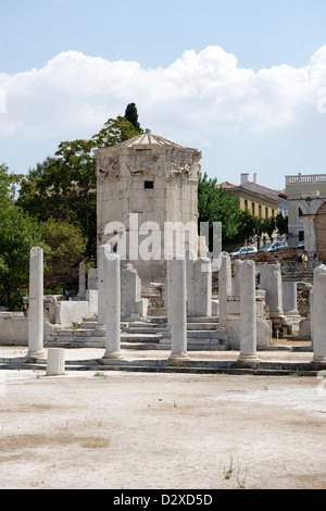 Atene. La Grecia. Vista parziale dell'elegante peristilio ionico che racchiusa la centrale lo spazio aperto della romana antica agora. Foto Stock