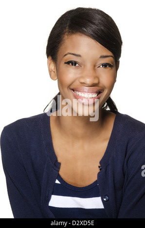 Ritratto di un sorridente bella giovane americano africano donna isolata contro uno sfondo bianco. Foto Stock