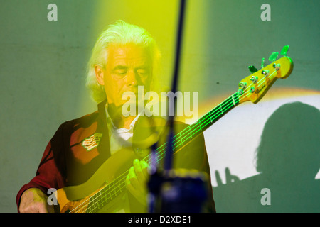 David Goodier, bassista per Jethro Tull e Ian Anderson Band, sotto un raggio di luce durante un concerto. Foto Stock