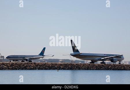 Commerciali di passeggeri aerei Jet tassare passato ogni altro su asfalto all'Aeroporto Kingsford Smith di Sydney Australia Foto Stock