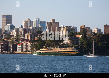 Sydney Harbour traghetto "Collaroy' passando di fronte Admiralty House Kirribilli Sydney Australia Foto Stock