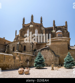 Huesca cattedrale del XIII secolo (Catedral de la Transfiguración del Señor). Aragón, Spagna. Vista dal cortile. Foto Stock