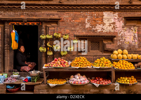 Il concessionario con frutti in un mercato di Kathmandu, Nepal Foto Stock