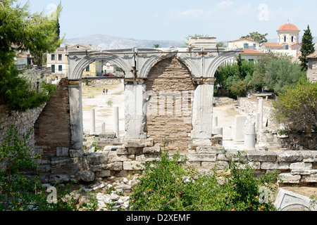 Roman Agora. Atene. La Grecia. Tre Archi di edificio dedicato ad Atena Archegetis e Divi Augusti (insultato imperatori romani). Foto Stock