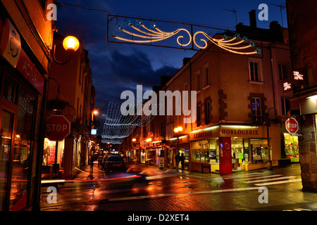 Strada di una città in prima serata, durante le vacanze di Natale, città di Mayenne, Paese della Loira, Francia. Foto Stock