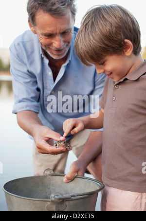 Nonno e nipote di rana e benna Foto Stock