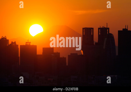 Il monte Fuji e i grattacieli di Shinjuku tramonto a Tokyo Giappone Foto Stock