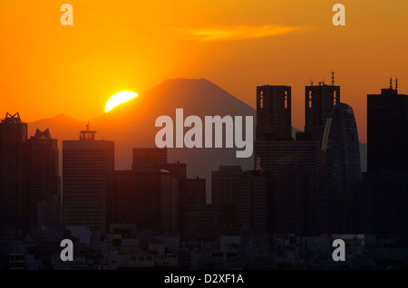 Il monte Fuji e i grattacieli di Shinjuku tramonto a Tokyo Giappone Foto Stock