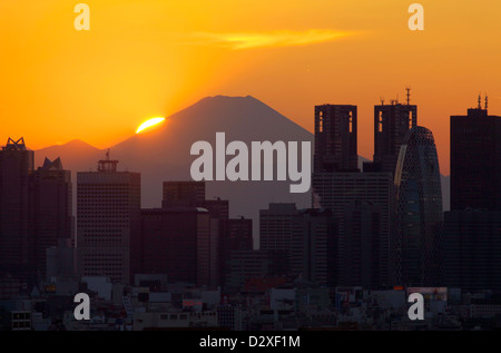 Il monte Fuji e i grattacieli di Shinjuku tramonto a Tokyo Giappone Foto Stock