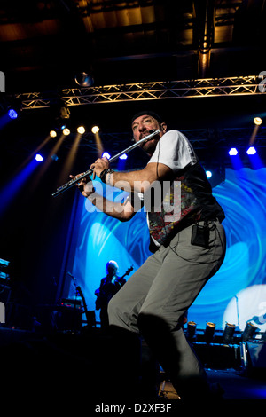 Flautista e cantante Ian Anderson dei Jethro Tull fama, esegue in Tel Aviv, Israele. sfondo psichedelico. Banda nel retro. Foto Stock