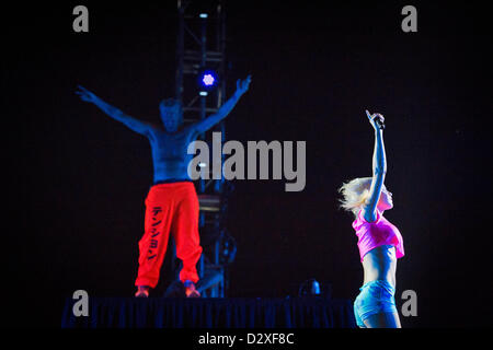 SOWETO, SUD AFRICA: Die Antwoord eseguire live il 2 febbraio 2013 presso la FNB Stadium di Soweto, Sud Africa. Essi sono stati apertura per Red Hot Chili Peppers. Red Hot Chili Peppers si esibirà a Cape Town il 5 febbraio 2013. (Foto di Gallo Immagini / Corniolo van Heerden) Foto Stock