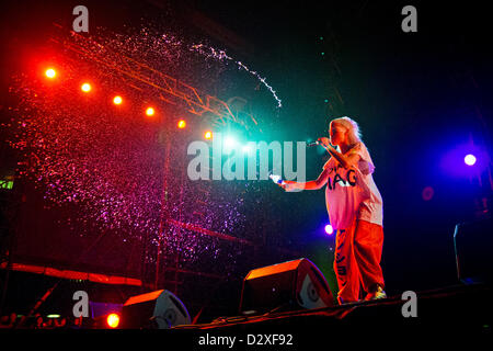 SOWETO, SUD AFRICA: Die Antwoord eseguire live il 2 febbraio 2013 presso la FNB Stadium di Soweto, Sud Africa. Essi sono stati apertura per Red Hot Chili Peppers. Red Hot Chili Peppers si esibirà a Cape Town il 5 febbraio 2013. (Foto di Gallo Immagini / Corniolo van Heerden) Foto Stock