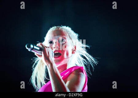 SOWETO, SUD AFRICA: Die Antwoord eseguire live il 2 febbraio 2013 presso la FNB Stadium di Soweto, Sud Africa. Essi sono stati apertura per Red Hot Chili Peppers. Red Hot Chili Peppers si esibirà a Cape Town il 5 febbraio 2013. (Foto di Gallo Immagini / Corniolo van Heerden) Foto Stock