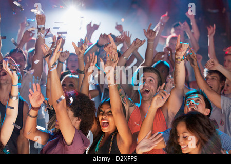 La folla entusiasta il tifo in concerto Foto Stock