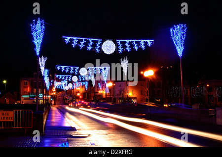 Mayenne città illuminata durante le feste di Natale, traffico di notte nella città. Foto Stock