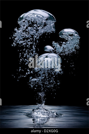 Bolle che si formano al di sopra dell'acqua Foto Stock