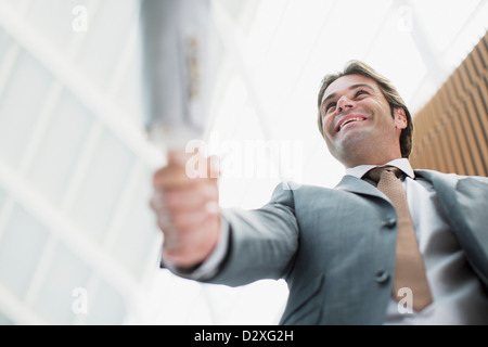 Imprenditore sorridente stringono le mani con imprenditrice Foto Stock