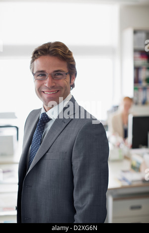 Ritratto di imprenditore sorridente in ufficio Foto Stock