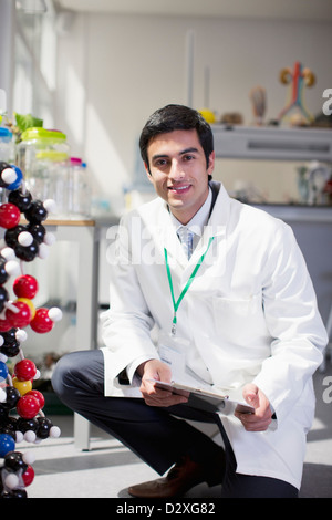 Ritratto di uno scienziato sorridente in laboratorio Foto Stock