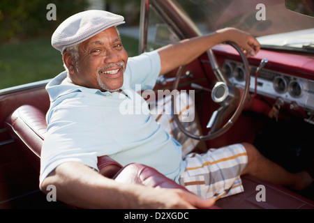 Sorridente uomo anziano convertibile di guida Foto Stock