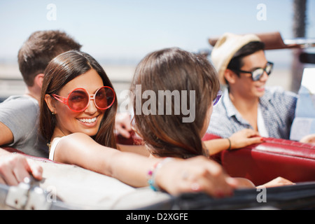 La guida di amici nel convertibile Foto Stock