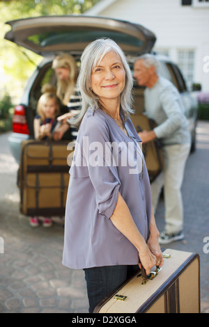 Donna valigetta a trunk Foto Stock