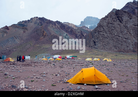 Campeggio a Confluencia, Aconcagua 6962m, il picco più alto in Sud America e al di fuori dell'Himalaya, Parco Aconcagua, th Foto Stock