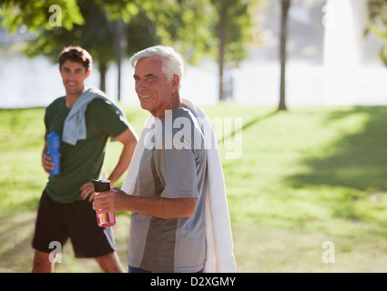 Gli uomini acqua potabile dopo allenamento Foto Stock