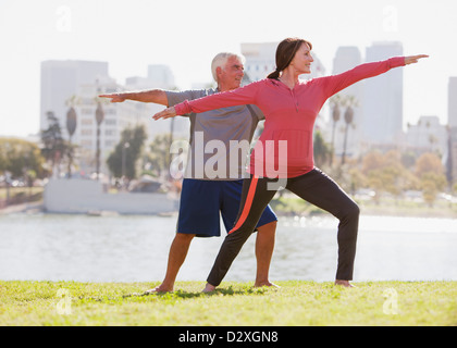 Coppia di anziani a praticare yoga all'aperto Foto Stock