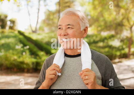 Sorridente uomo anziano in appoggio dopo allenamento Foto Stock
