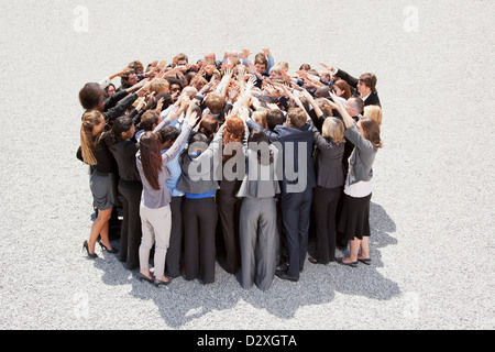 La folla di gente di affari in huddle Foto Stock