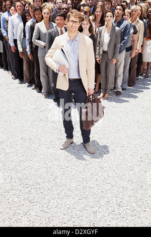 Ritratto di fiducioso imprenditore con la gente di affari in background Foto Stock