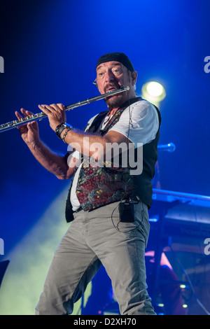 Ian Anderson, cantante, flautista e chitarrista dei Jethro Tull progressive rock band esegue sul palco. Foto Stock