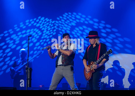 Flautista e cantante Ian Anderson dei Jethro Tull fama, con il suo chitarrista Florian Ophale e il bassista David Goodier sul palco, 2012 Foto Stock