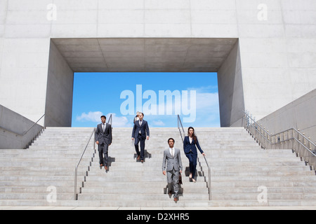 La gente di affari scendendo le scale urbana Foto Stock